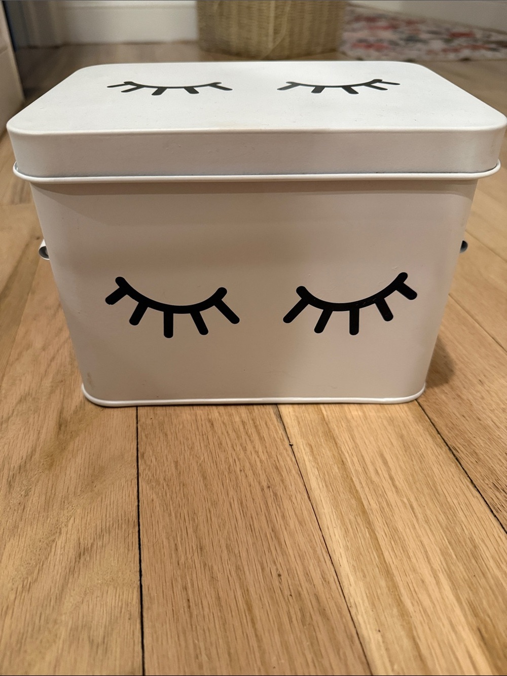White Eyelash Metal Storage Tin for makeup